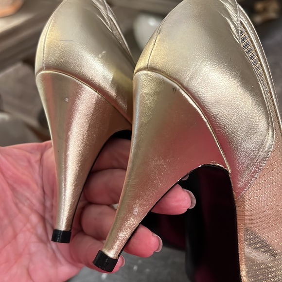 ✨Stuart Weitzman ✨STUNNING ✨ Dress Shoes Gold Metallic Sz 8 Like New! - Picture 10 of 10